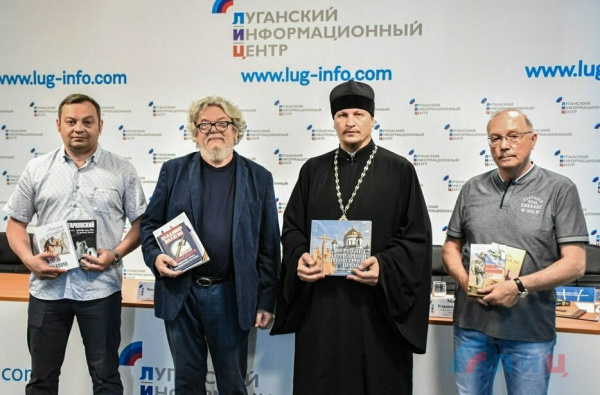 Члены конкурсной комисси с гуманитарной миссией в Луганской Народной Республике